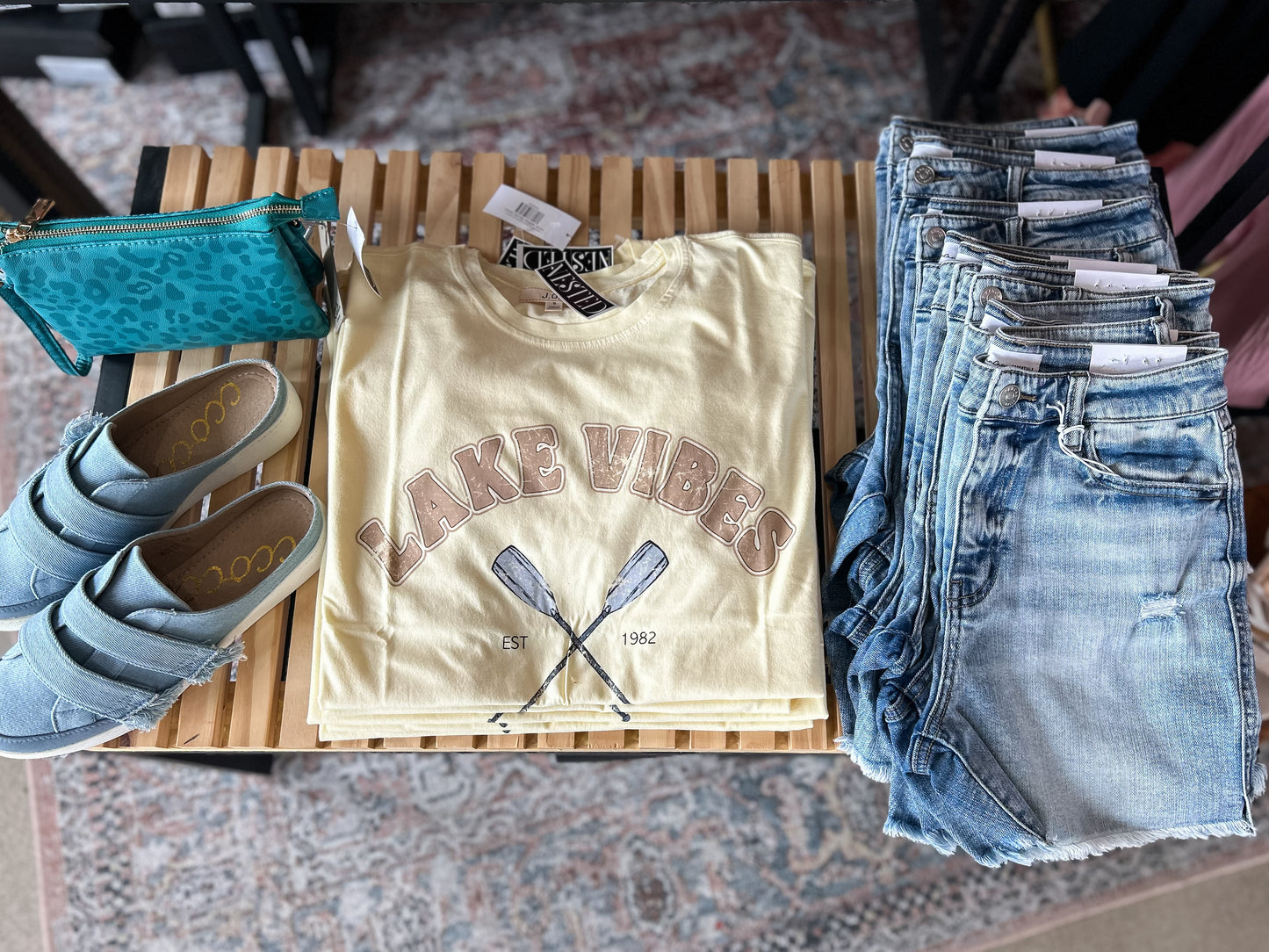 LAKE VIBES SHORT SLEEVE KNIT GRAPHIC T-SHIRT