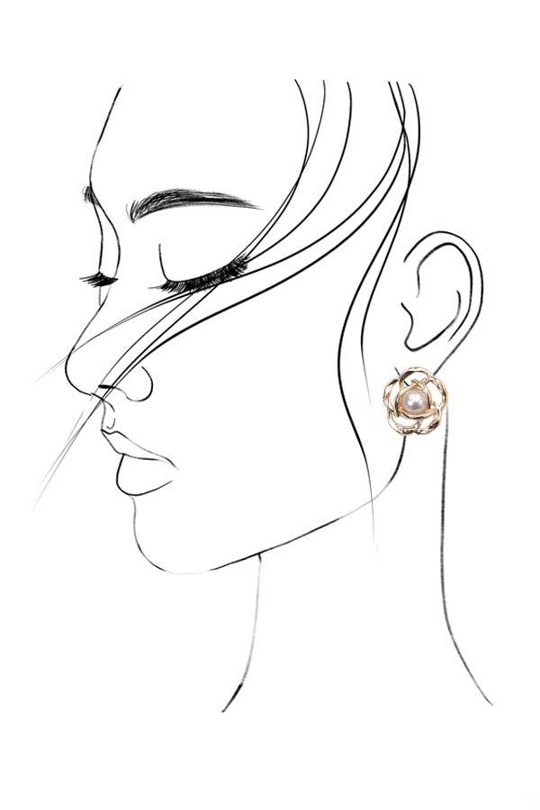 FLOWER SYLE EARRINGS WITH A PERAL IN THE MIDDLE