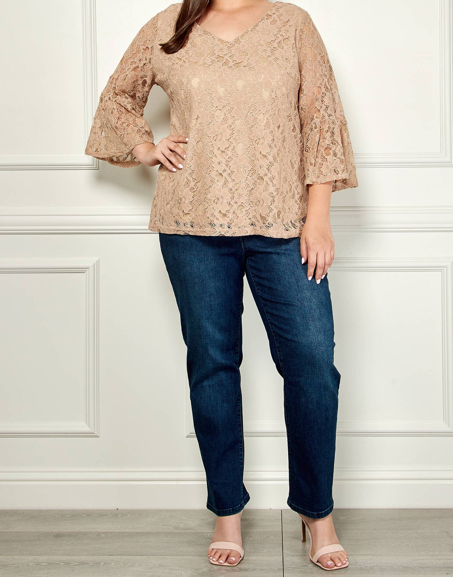 PLUS SIZE V- NECK ELBOW SLEEVE LACE TOP