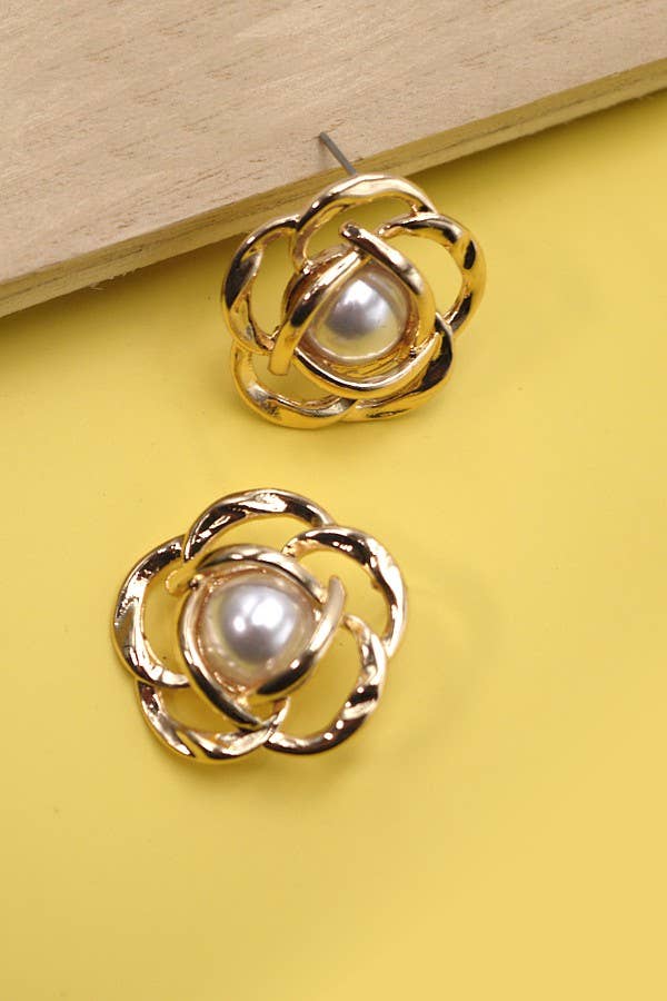 FLOWER SYLE EARRINGS WITH A PERAL IN THE MIDDLE