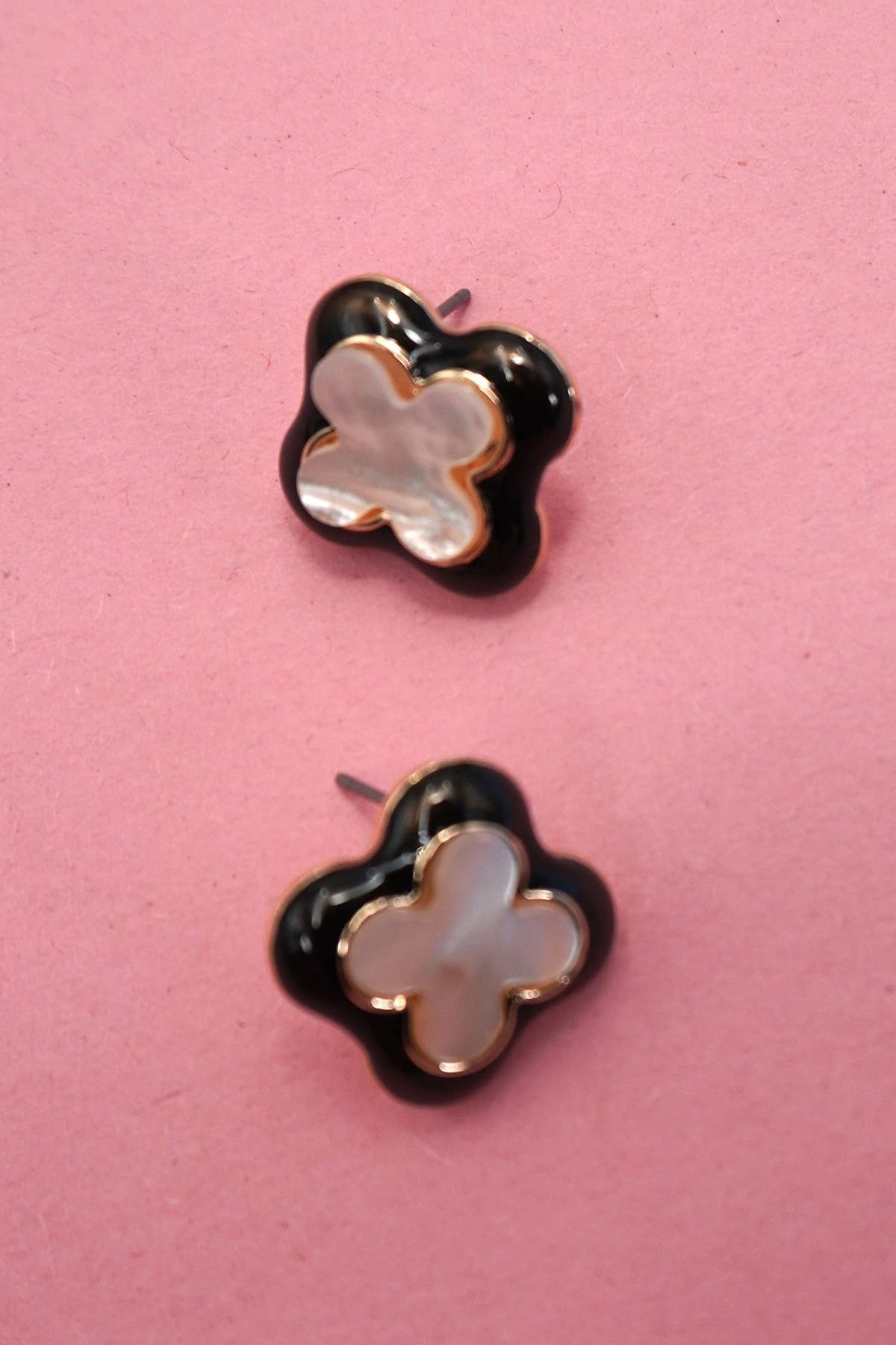 VINTAGE BLACK OUTLINED PEARL CLOVER STUD EARRINGS