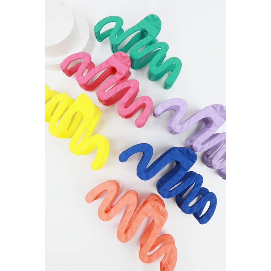 Vivid Embossed Wavy Hair Claw