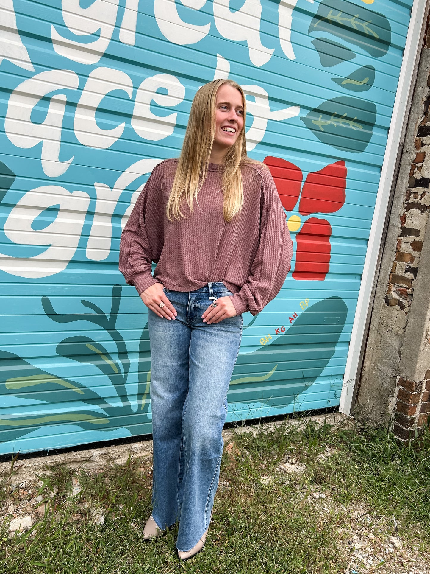 MID RISE CLEAN CUT RAW HEM WIDE JEANS