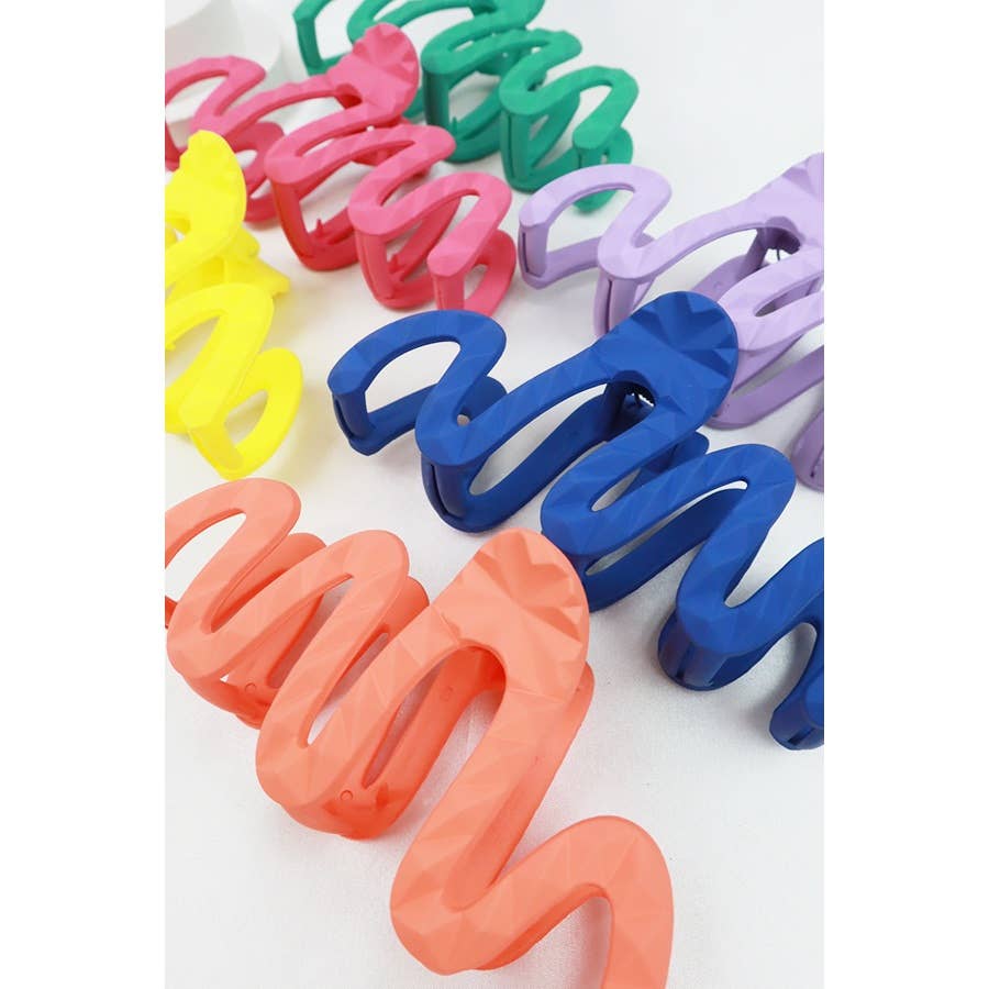 Vivid Embossed Wavy Hair Claw