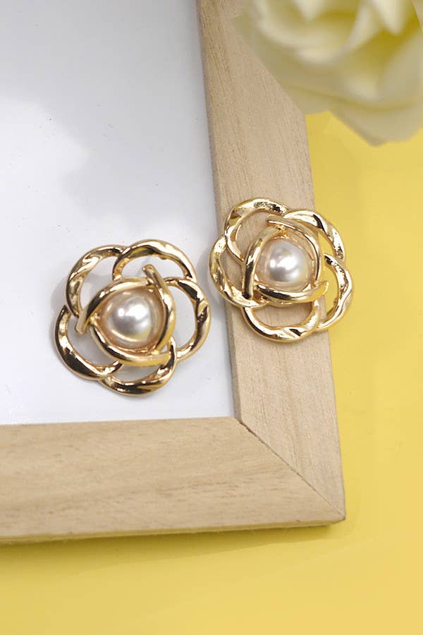 FLOWER SYLE EARRINGS WITH A PERAL IN THE MIDDLE