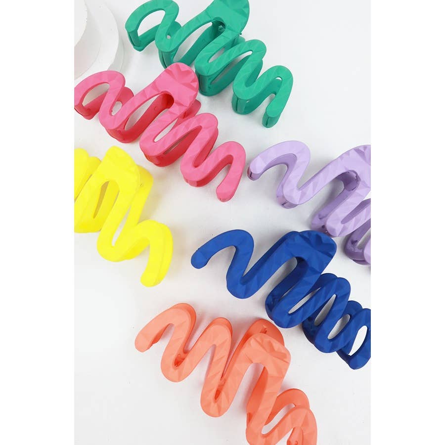 Vivid Embossed Wavy Hair Claw